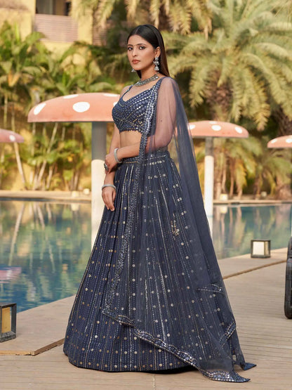 Lehenga en georgette gris festif avec broderie en fil, sequins et papier miroir