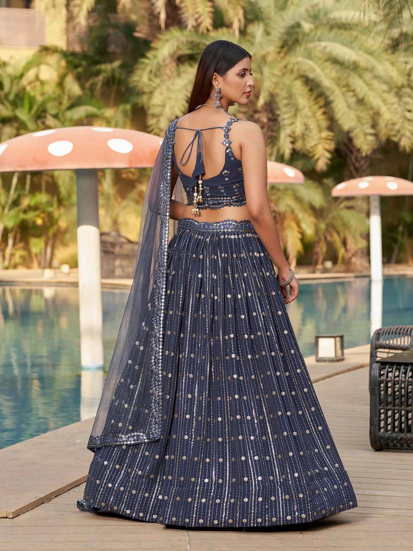 Lehenga en georgette gris festif avec broderie en fil, sequins et papier miroir