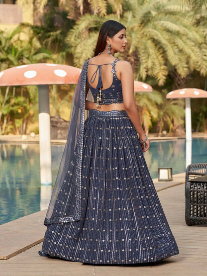 Lehenga en georgette gris festif avec broderie en fil, sequins et papier miroir