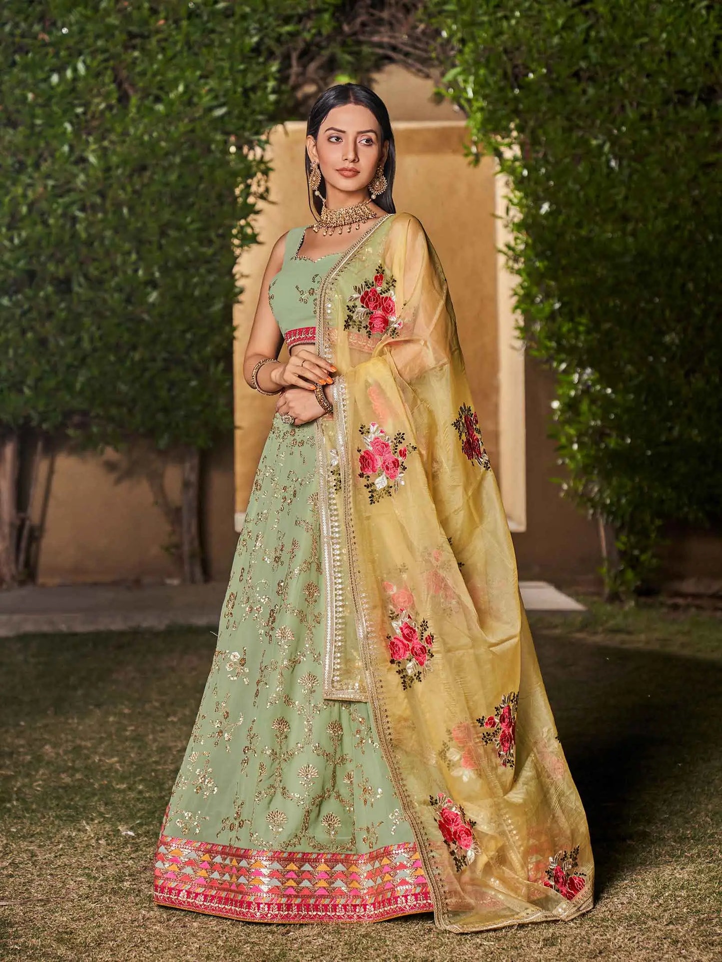 Lehenga en georgette jaune et vert pistache avec broderie en fil, zari, sequins et sublime imprimé floral digital