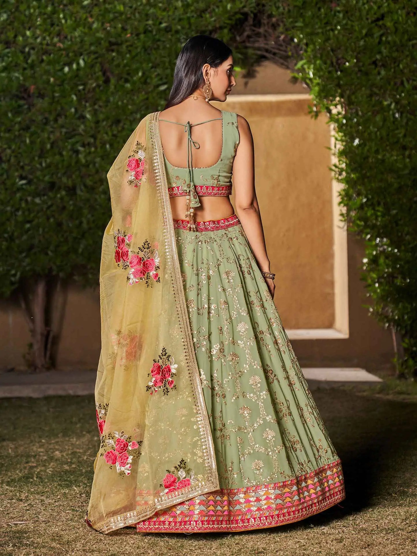 Lehenga en georgette jaune et vert pistache avec broderie en fil, zari, sequins et sublime imprimé floral digital