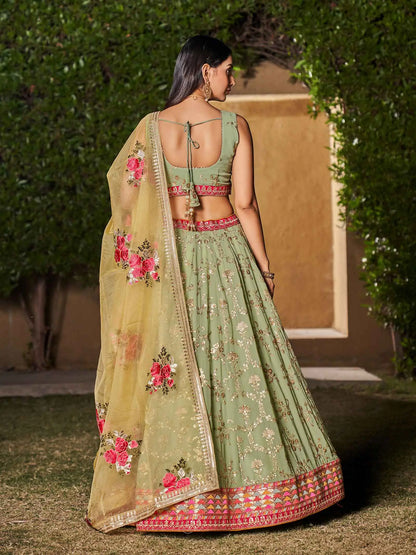 Lehenga en georgette jaune et vert pistache avec broderie en fil, zari, sequins et sublime imprimé floral digital