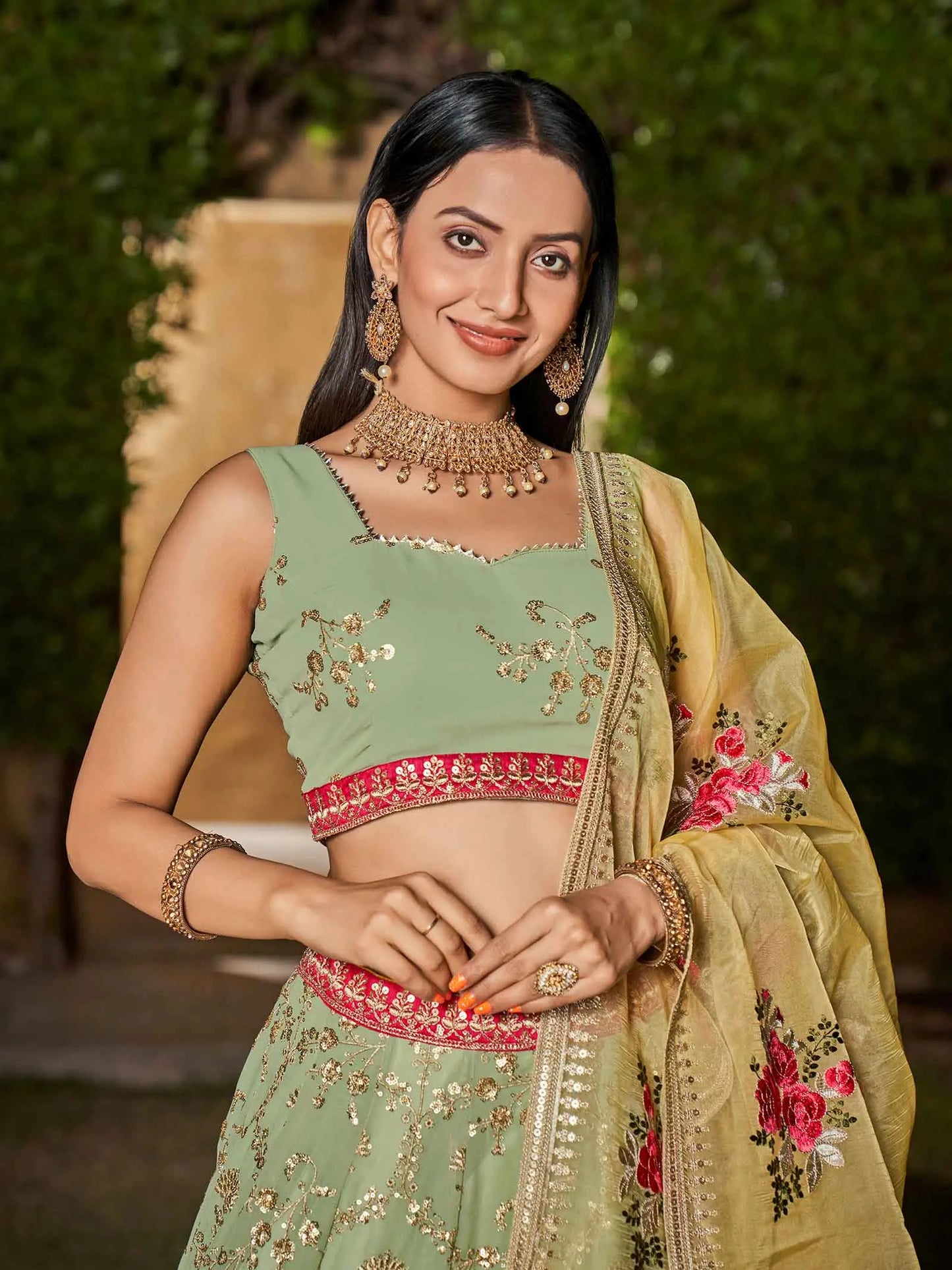Lehenga en georgette jaune et vert pistache avec broderie en fil, zari, sequins et sublime imprimé floral digital