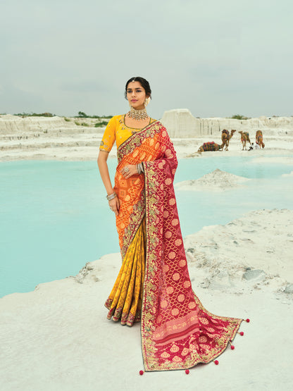 Sari jaune et orange en pur tissu georgette bandhej avec travail fait main de moti et cut-dana COLLECTION KHUSHI