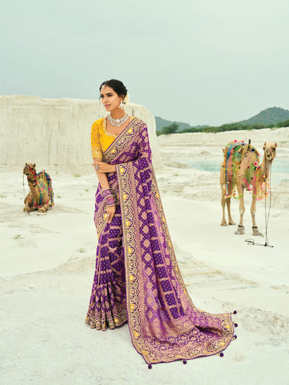Sari violet et jaune en pur tissu georgette bandhej avec travail fait main de moti et cut-dana COLLECTION KHUSHI