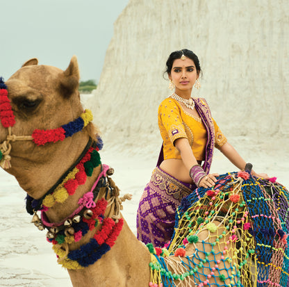 Sari violet et jaune en pur tissu georgette bandhej avec travail fait main de moti et cut-dana COLLECTION KHUSHI
