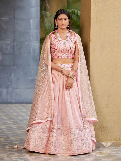 Lehenga rose clair en georgette avec broderie multicolore au fil et au zari à sequins, agrémentée de véritables miroirs