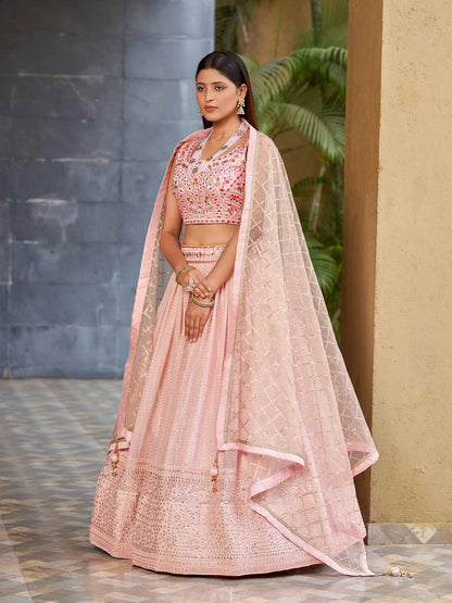 Lehenga rose clair en georgette avec broderie multicolore au fil et au zari à sequins, agrémentée de véritables miroirs