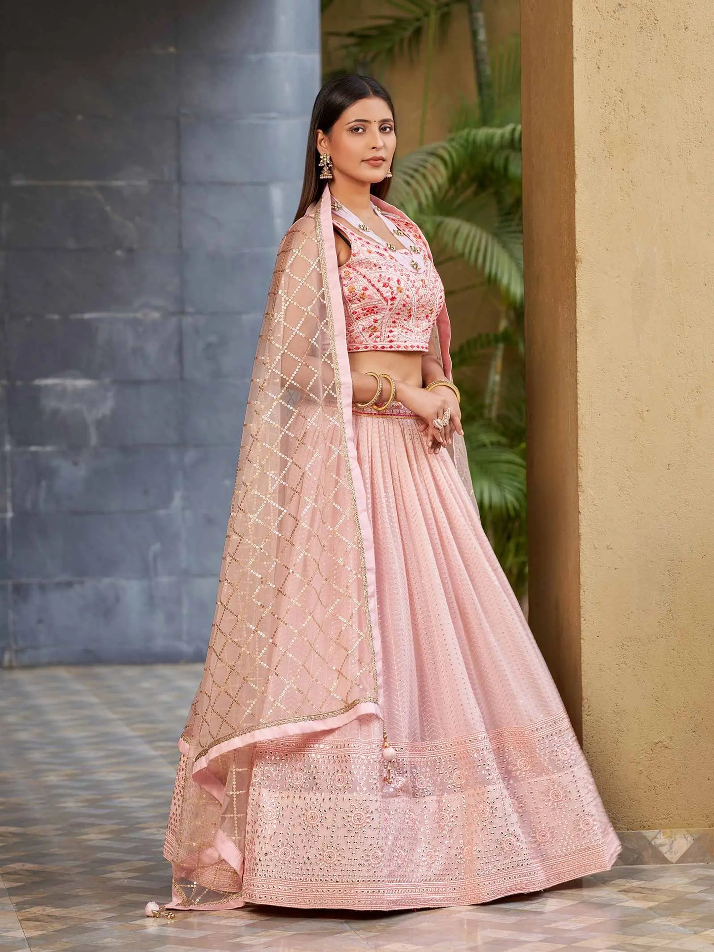 Lehenga rose clair en georgette avec broderie multicolore au fil et au zari à sequins, agrémentée de véritables miroirs