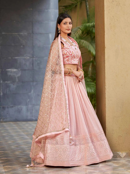 Lehenga rose clair en georgette avec broderie multicolore au fil et au zari à sequins, agrémentée de véritables miroirs