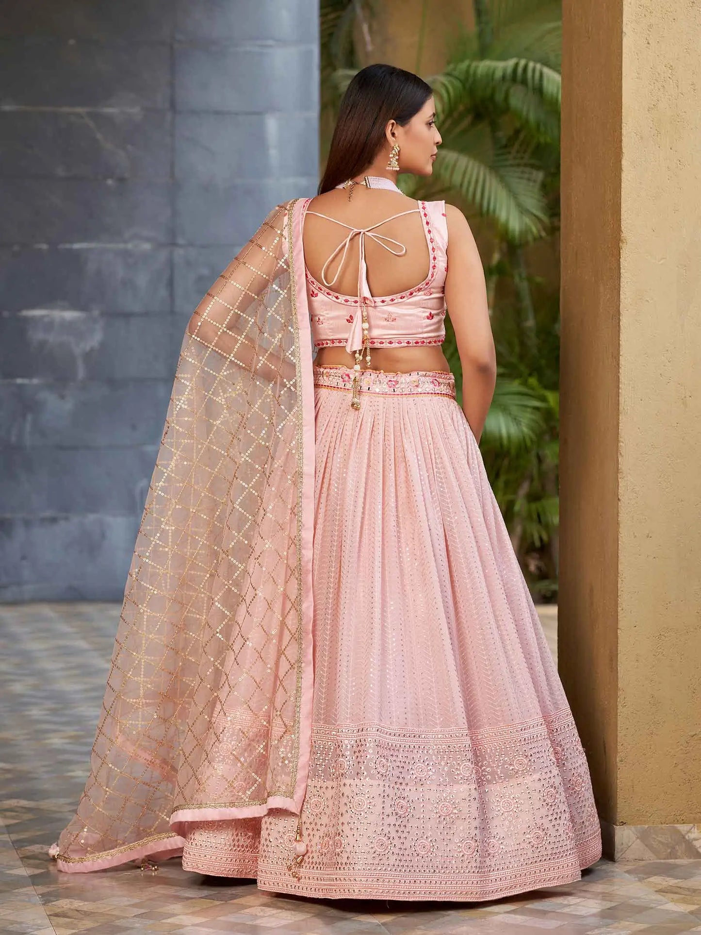 Lehenga rose clair en georgette avec broderie multicolore au fil et au zari à sequins, agrémentée de véritables miroirs