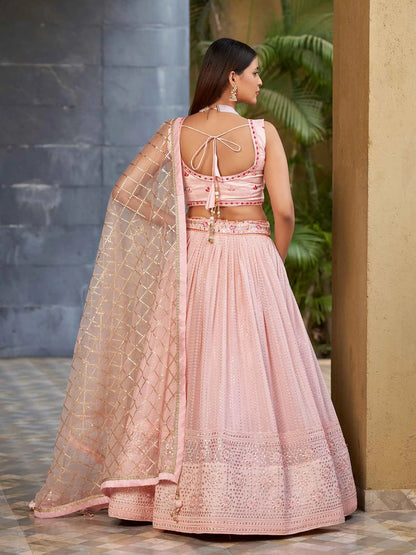 Lehenga rose clair en georgette avec broderie multicolore au fil et au zari à sequins, agrémentée de véritables miroirs