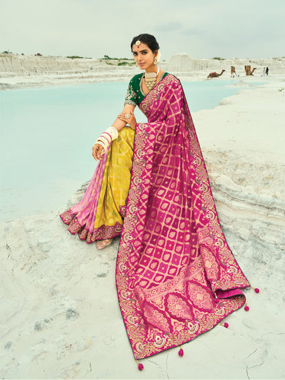 Sari rose fuchsia vert et jaune en pur tissu georgette bandhej avec travail fait main de moti et cut-dana COLLECTION KHUSHI