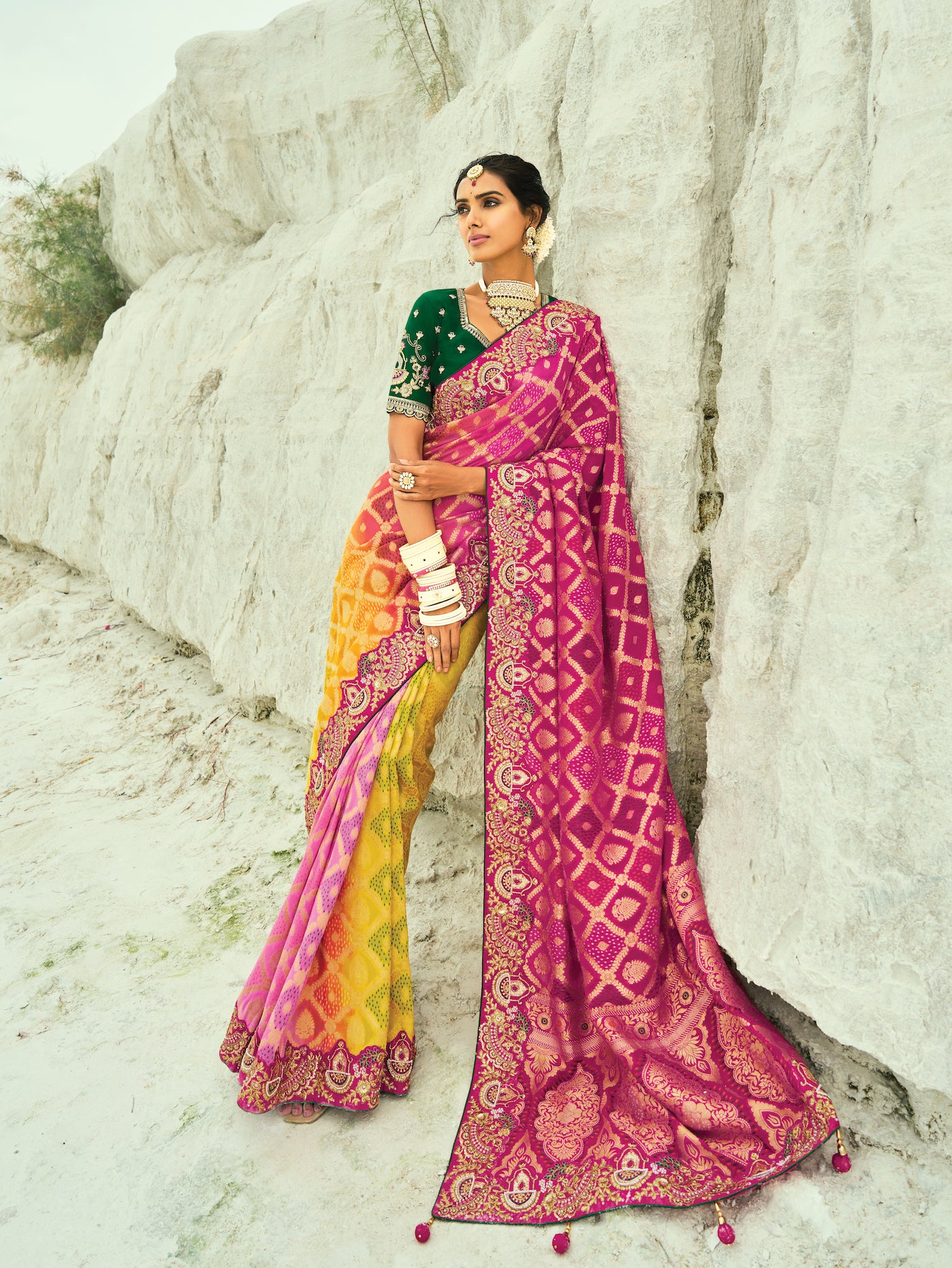 Sari rose fuchsia vert et jaune en pur tissu georgette bandhej avec travail fait main de moti et cut-dana COLLECTION KHUSHI