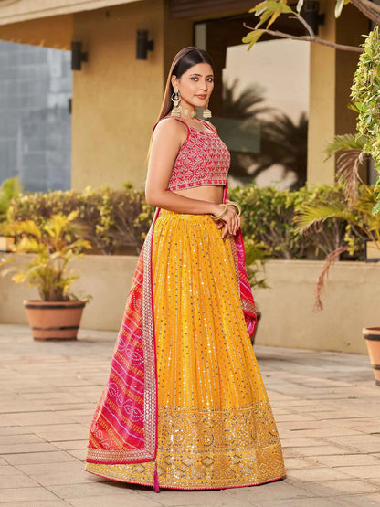 Lehenga jaune et rose en georgette avec broderies en zari, dori et sequins, agrémenté de véritables miroirs
