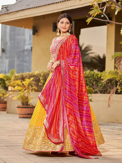 Lehenga jaune et rose en georgette avec broderies en zari, dori et sequins, agrémenté de véritables miroirs