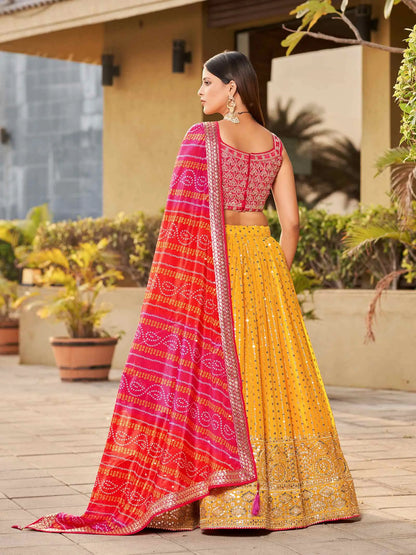 Lehenga jaune et rose en georgette avec broderies en zari, dori et sequins, agrémenté de véritables miroirs