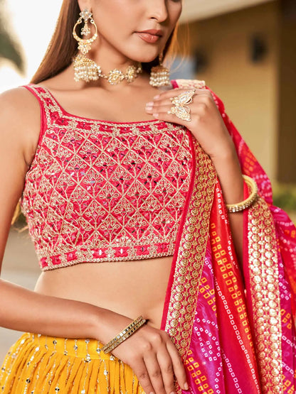 Lehenga jaune et rose en georgette avec broderies en zari, dori et sequins, agrémenté de véritables miroirs