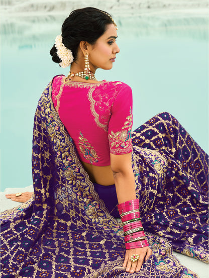 Sari rose fuchsia violet en pur tissu georgette bandhej avec travail fait main de moti et cut-dana COLLECTION KHUSHI