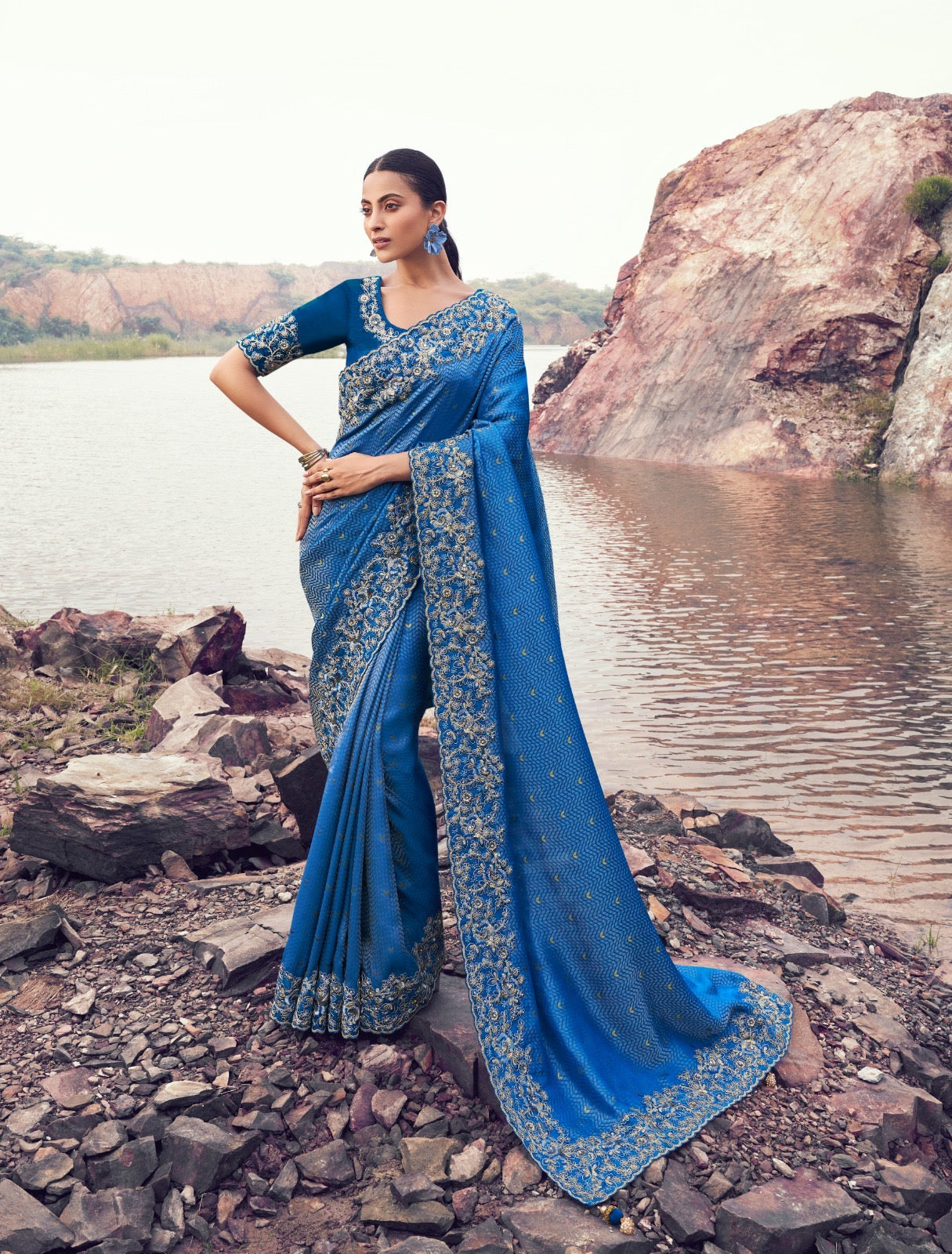 Sari bleu rama profond en pure soie satinée avec jacquard  COLLECTION SAYAARAH