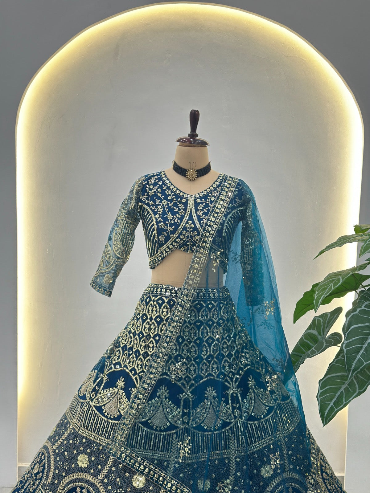 Eleganter rosa-grauer Braut-Lehenga mit Zarkan-Stickerei und Pailletten