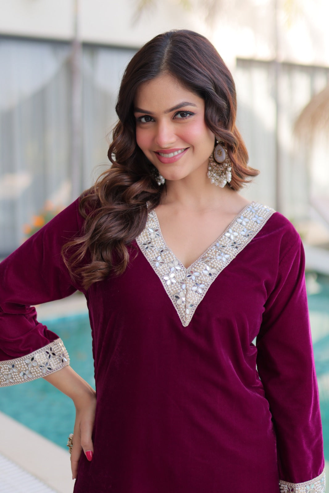 Ensemble Salwar Suit rouge bordeaux et argenté en velours et zari avec sac style batwa assorti COLLECTION ZOYA