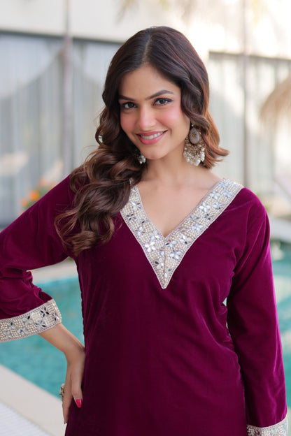 Ensemble Salwar Suit rouge bordeaux et argenté en velours et zari avec sac style batwa assorti COLLECTION ZOYA