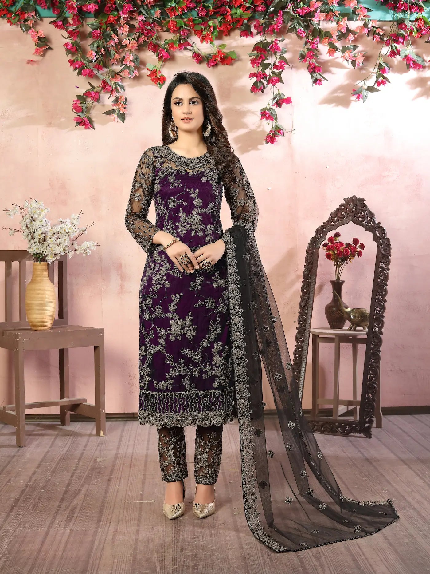 Salwar suit en filet couleur violet raisin avec broderie au fil et sequins