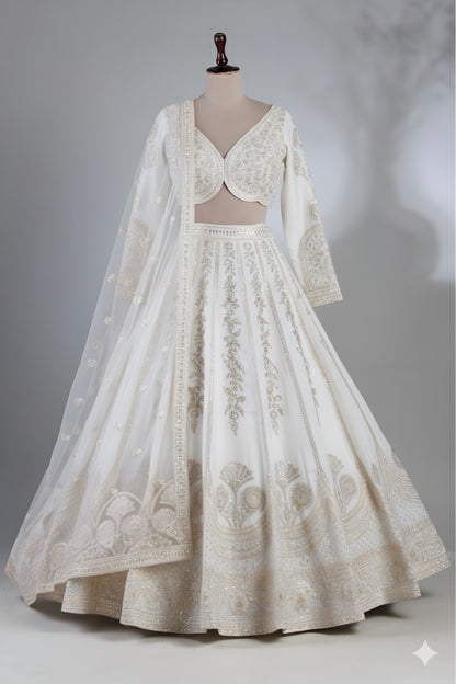 Lehenga blanc cygne scintillant en soie chinon et zari COLLECTION SANIYA