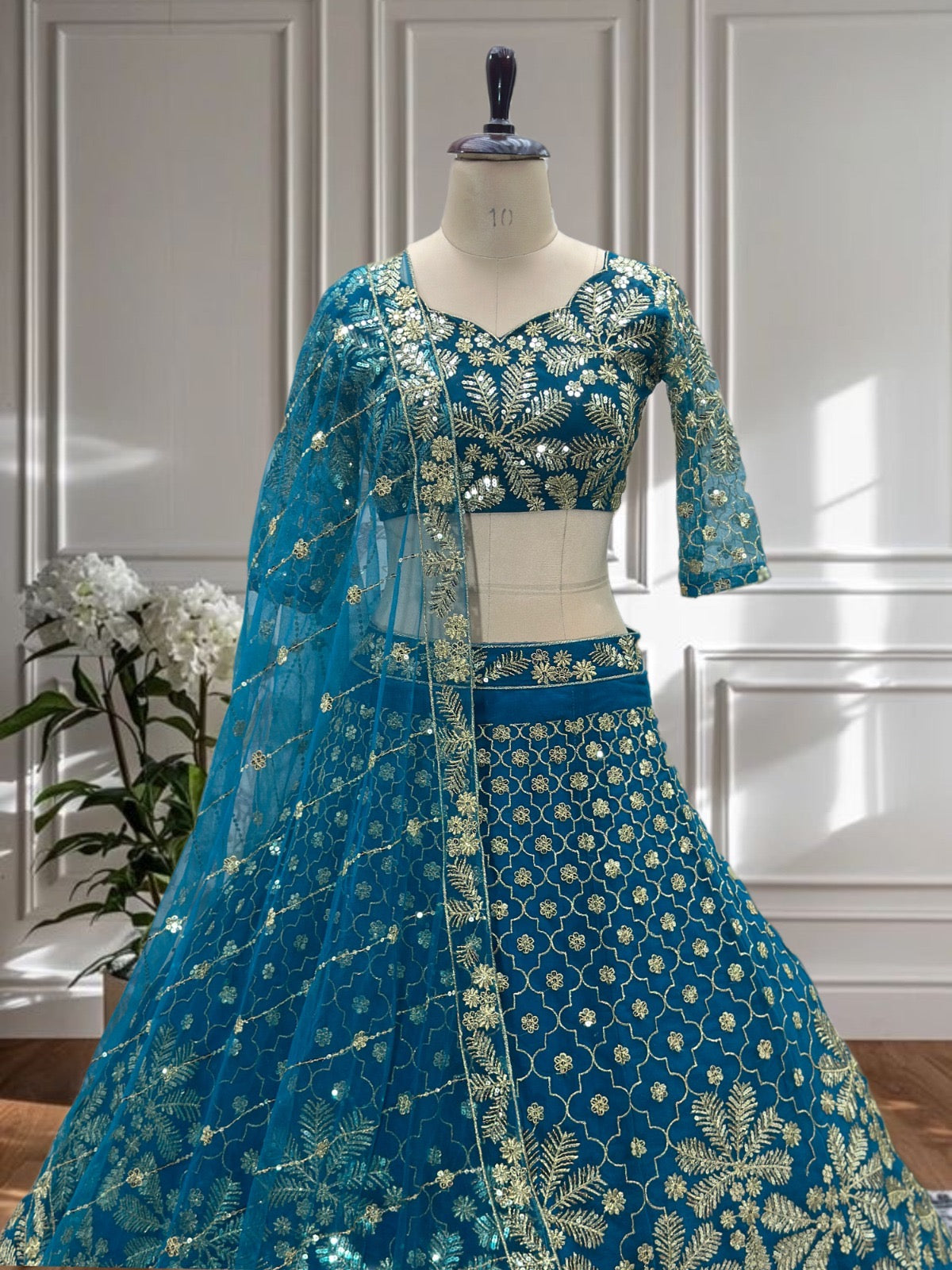 Lehenga bleu de soirée somptueux en butterfly net avec broderies de sequins