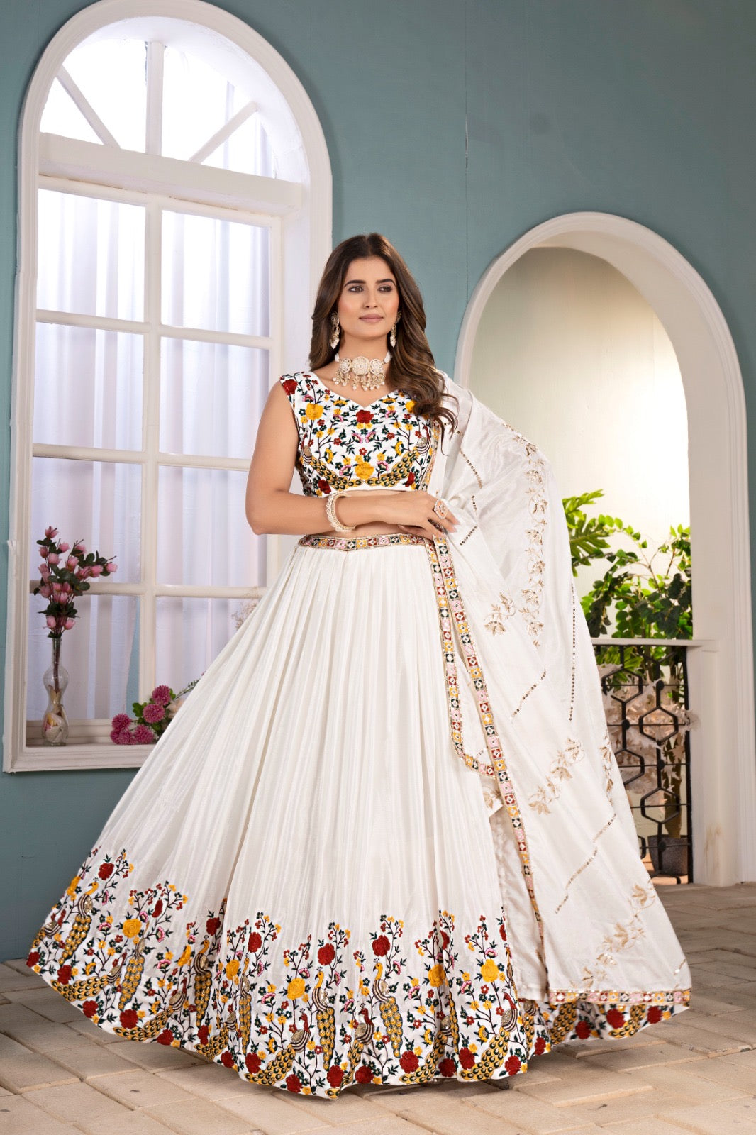 Lehenga choli blanc en chinon aux fleurs multicolores brodées