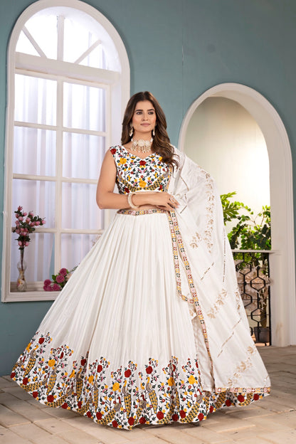 Lehenga choli blanc en chinon aux fleurs multicolores brodées