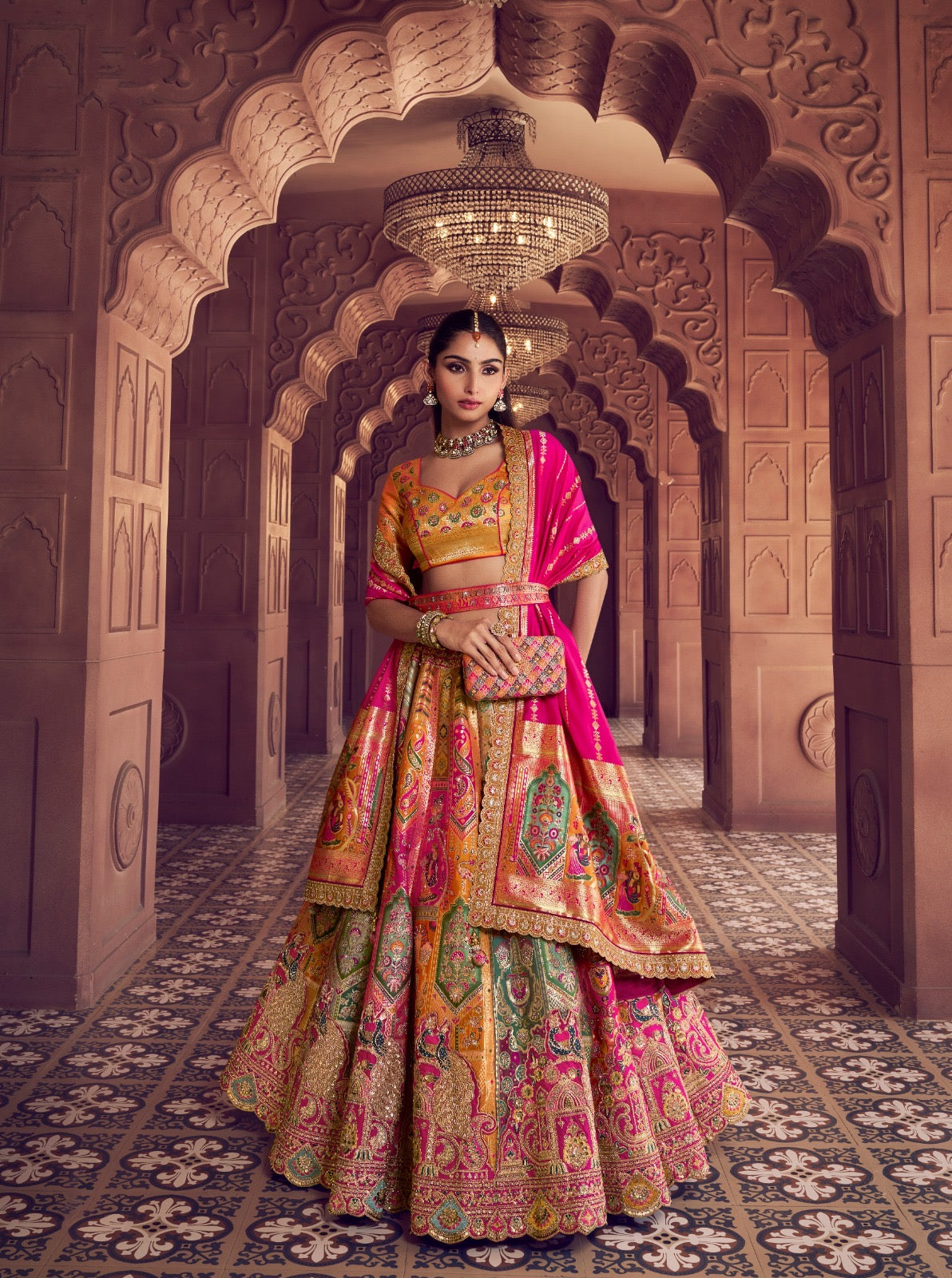 Lehenga de mariée jaune doré, rose fuchsia en soie Banarasi premium, broderies Swarovski, sequins, ceinture et pochette COLLECTION AMYRA