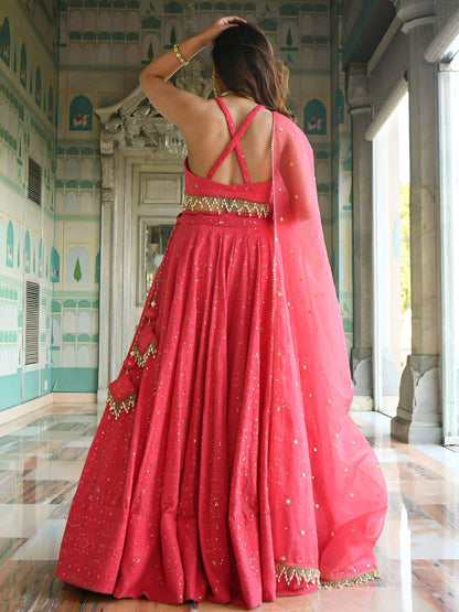 Lehenga rose léger en georgette avec bordure en dentelle et perles sur dupatta