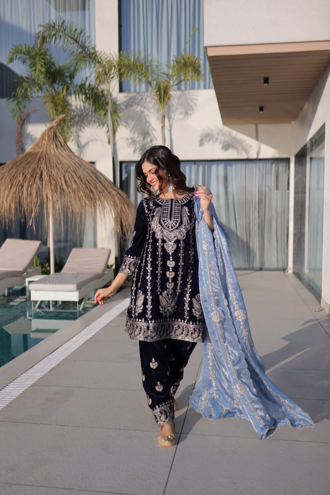 Ensemble Salwar bleu foncé et clair en velours premium et broderies zari