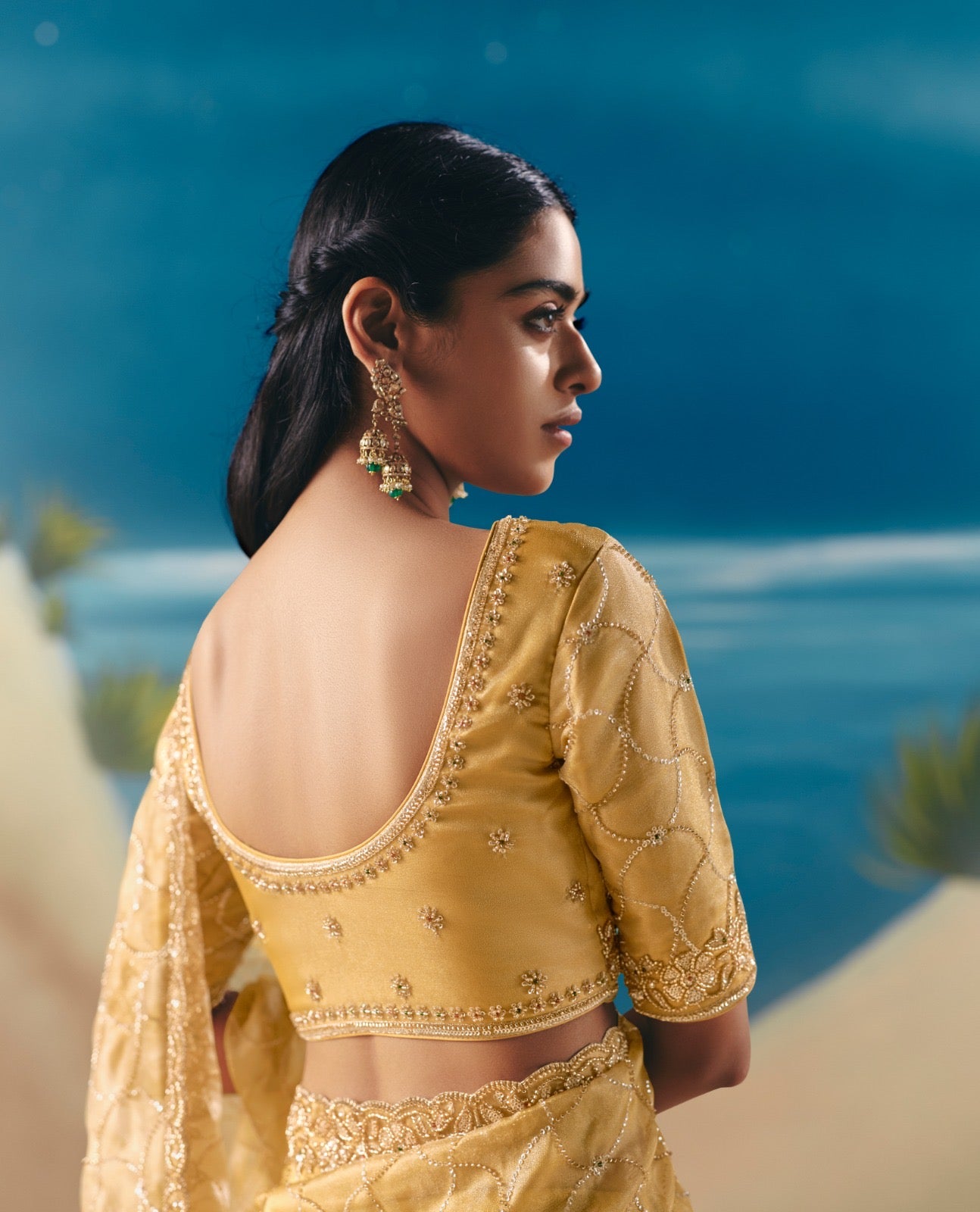 Sari jaune clair aux broderies de sequins et pierres scintillantes COLLECTION ANVESHI