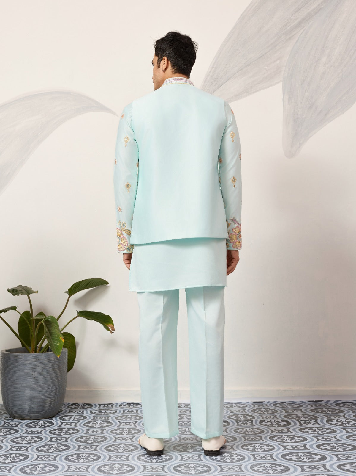 Ensemble Kurta Vesti Koti Homme bleu turquoise clair avec motifs floraux délicats et broderies de sequins COLLECTION VIVAAN
