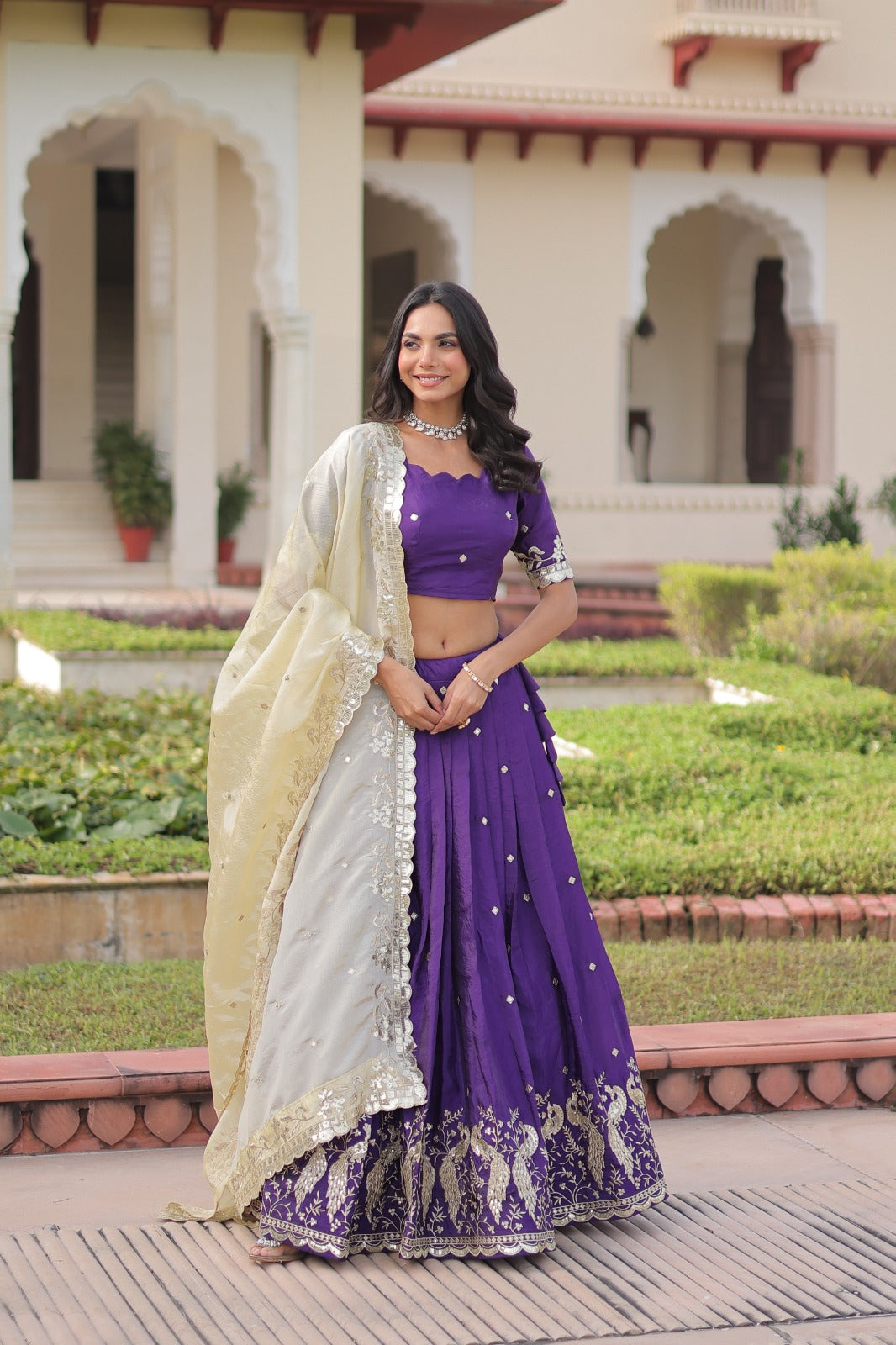 Lehenga violet foncé en Gold Crush avec dupatta crème et broderies de sequins COLLECTION HEMMA