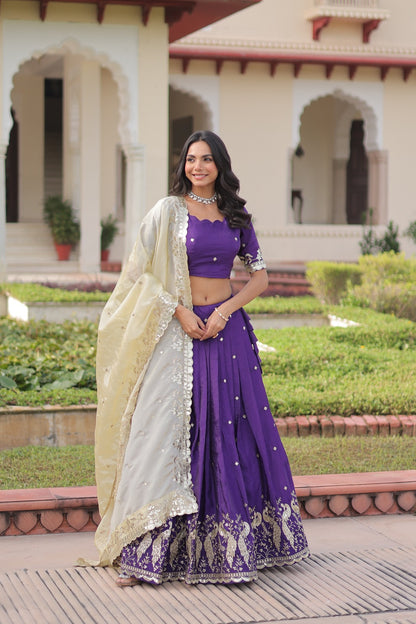 Lehenga violet foncé en Gold Crush avec dupatta crème et broderies de sequins COLLECTION HEMMA