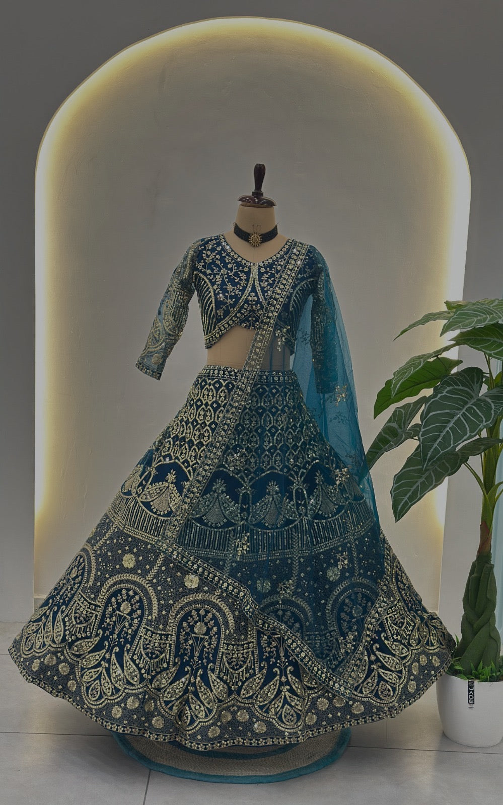 Eleganter rosa-grauer Braut-Lehenga mit Zarkan-Stickerei und Pailletten