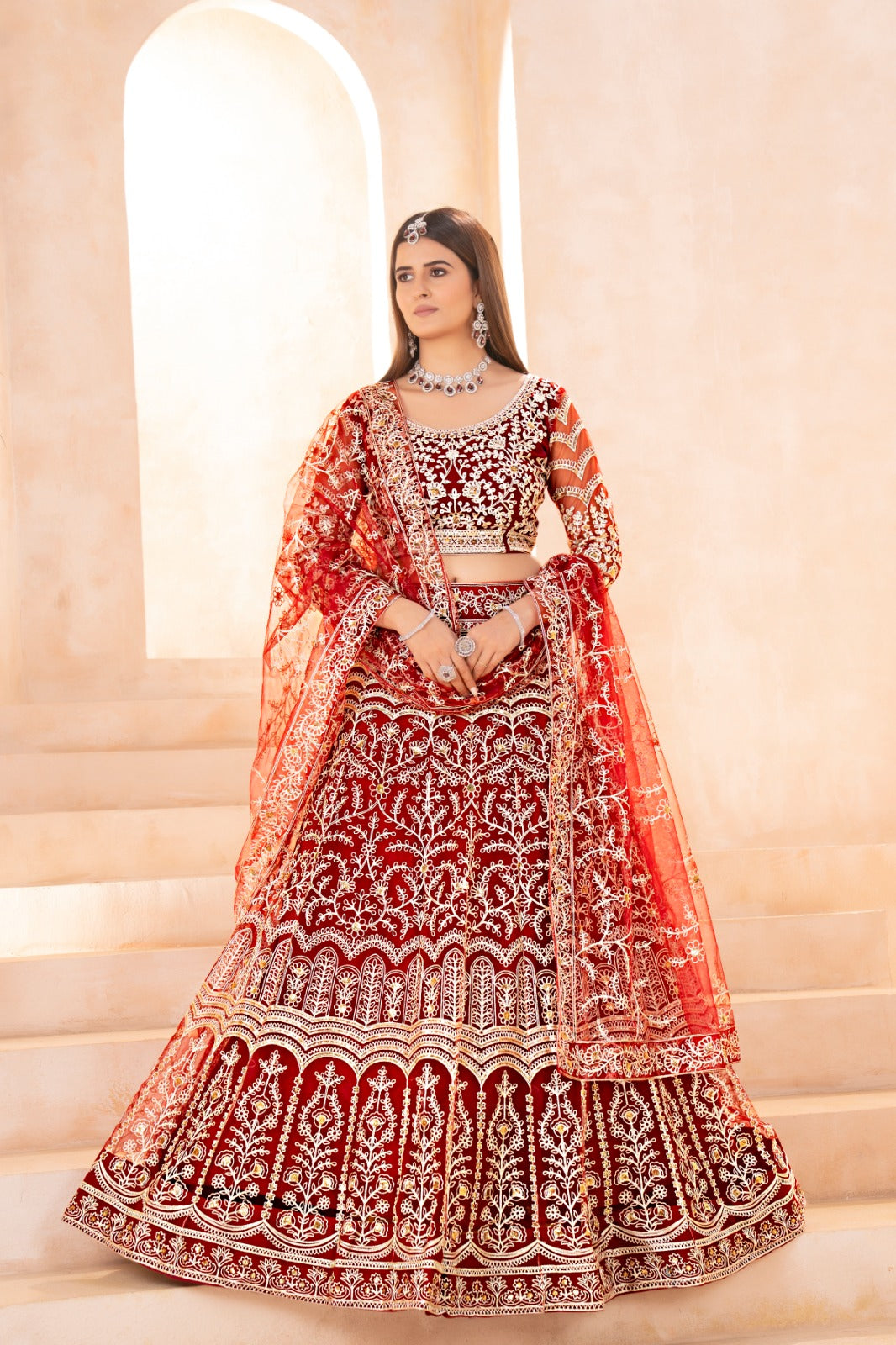 Lehenga rouge foncé design en tulle premium avec broderies traditionnelles et zari
