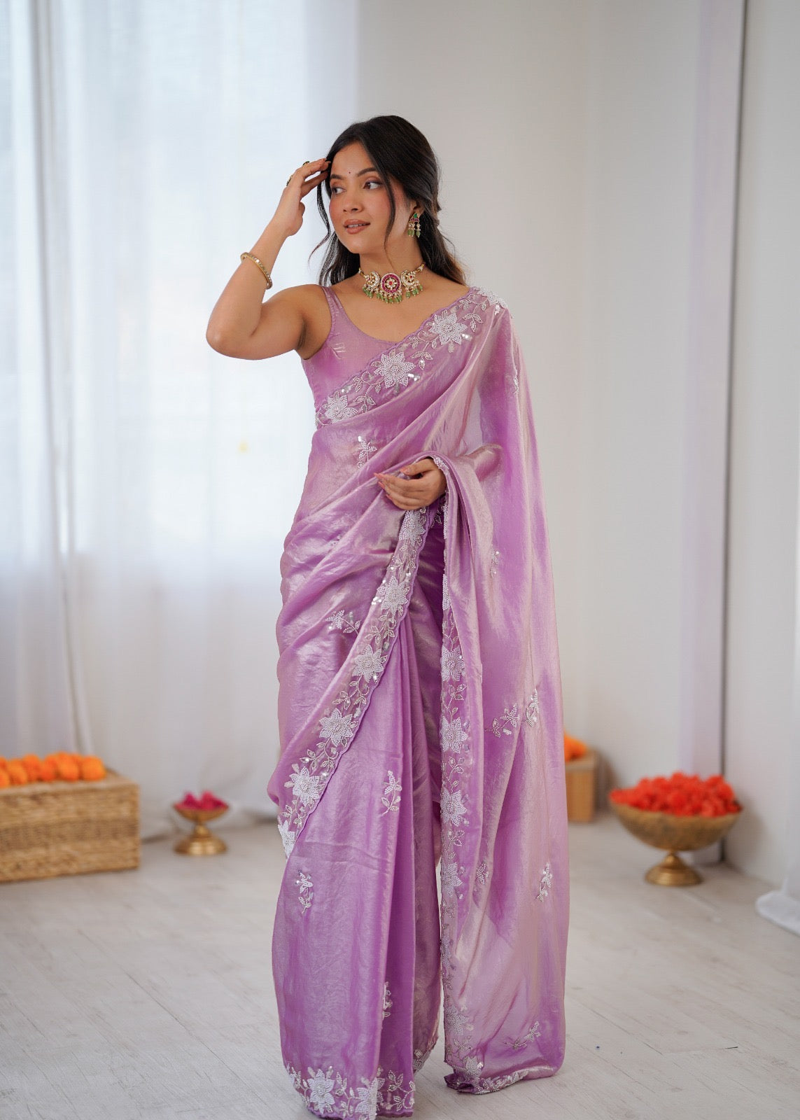 Sari violet clair en satin premium brillant orné de perles, sequins et broderies COLLECTION NITA
