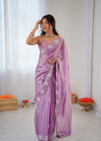 Sari violet clair en satin premium brillant orné de perles, sequins et broderies COLLECTION NITA