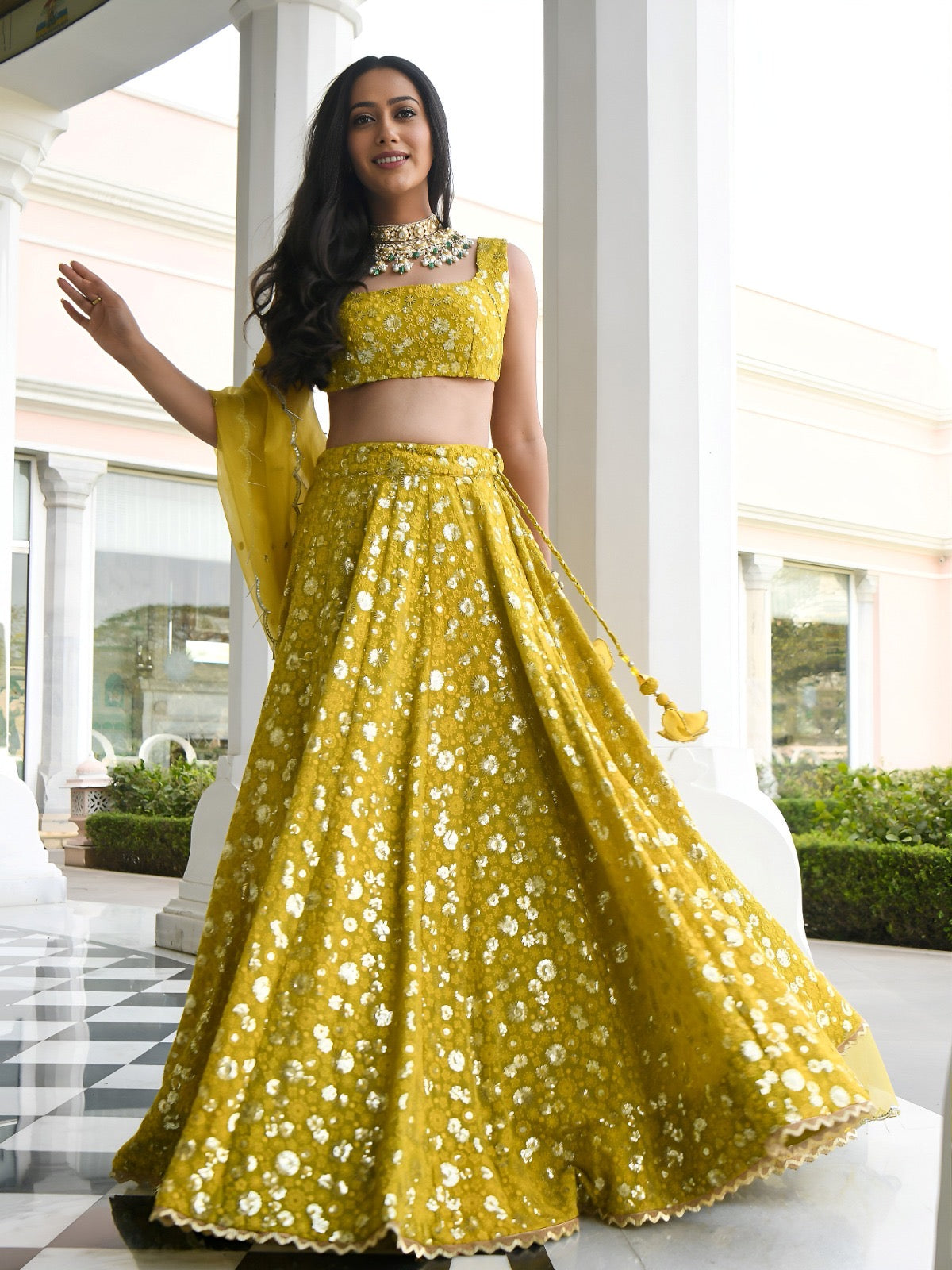 Lehenga vert olive clair en georgette léger avec travail traditionnel