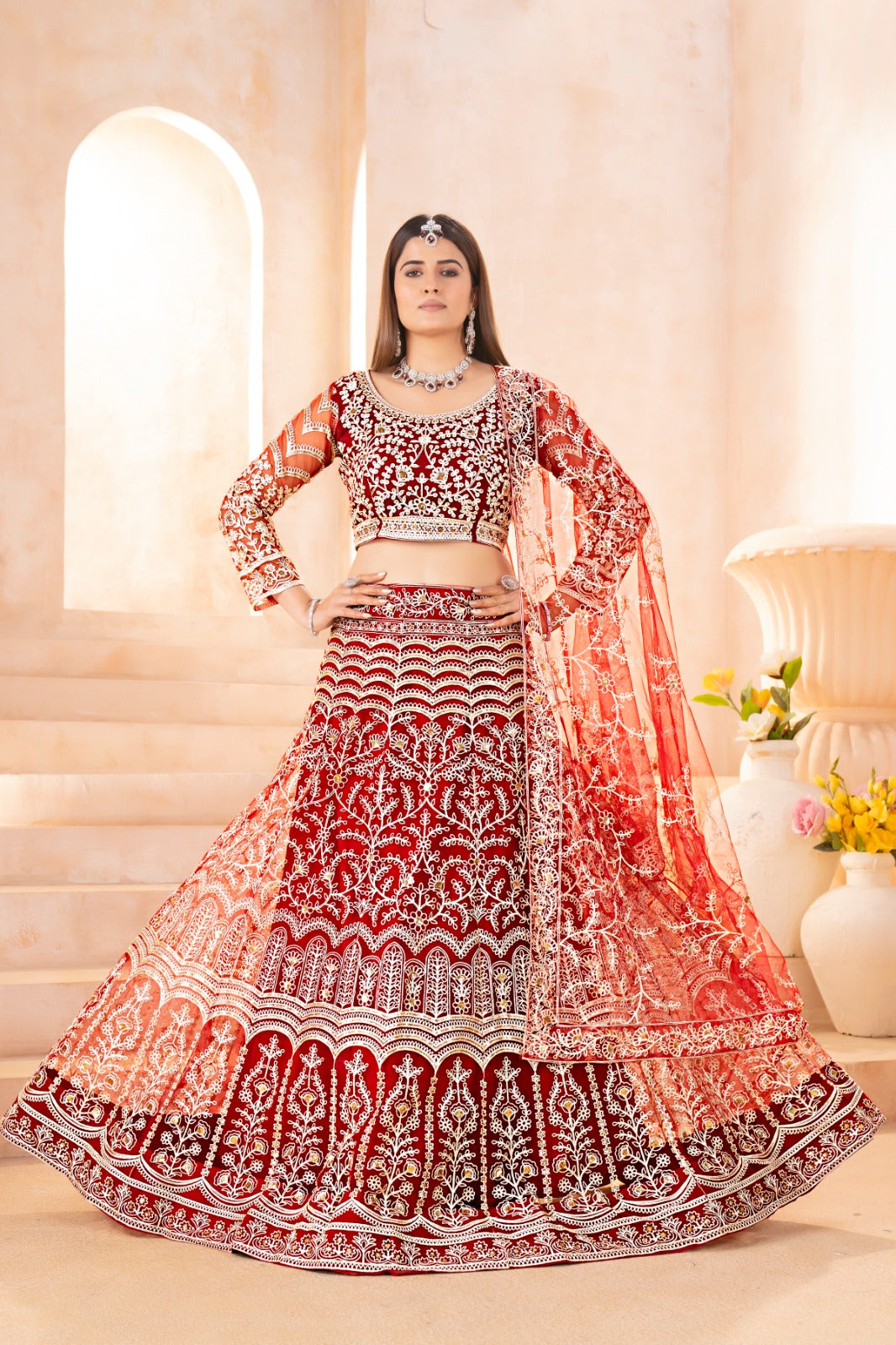Lehenga rouge foncé design en tulle premium avec broderies traditionnelles et zari