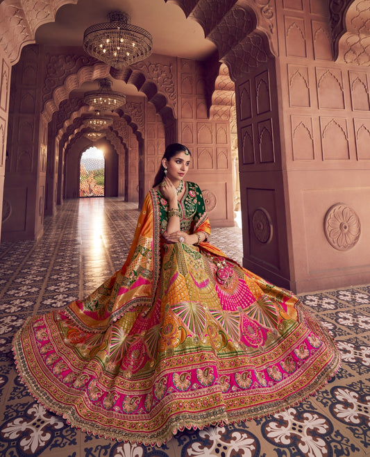 Lehenga de mariée vert foncé et jaune doré en soie Banarasi premium, broderies Swarovski, sequins, ceinture et pochette COLLECTION AMYRA