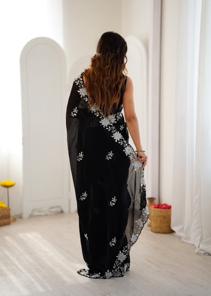 Sari noir en satin premium brillant orné de perles, sequins et broderies COLLECTION NITA