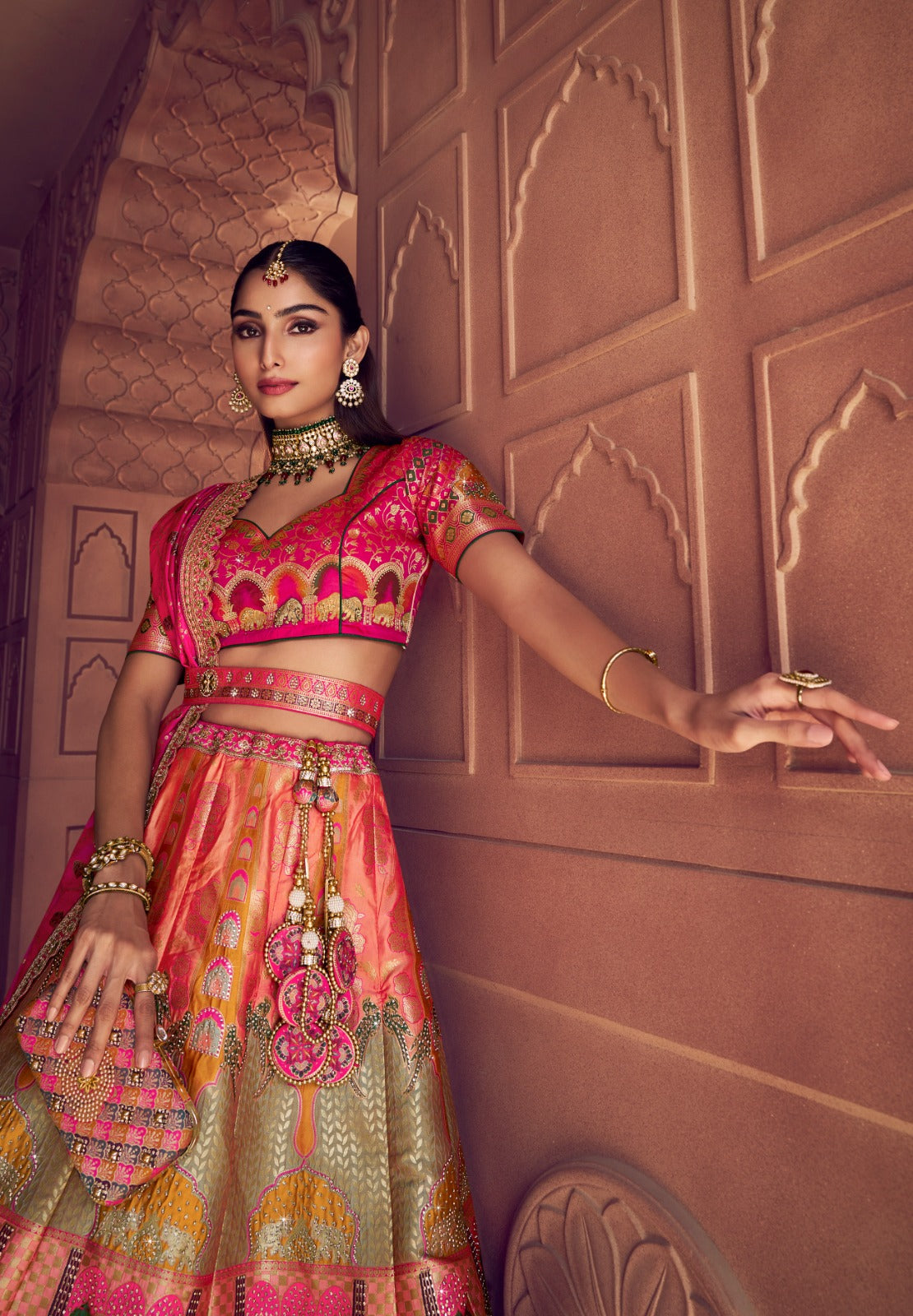 Lehenga de mariée rose fuchsia en soie Banarasi premium, broderies Swarovski, sequins,  avec ceinture et pochette COLLECTION AMYRA