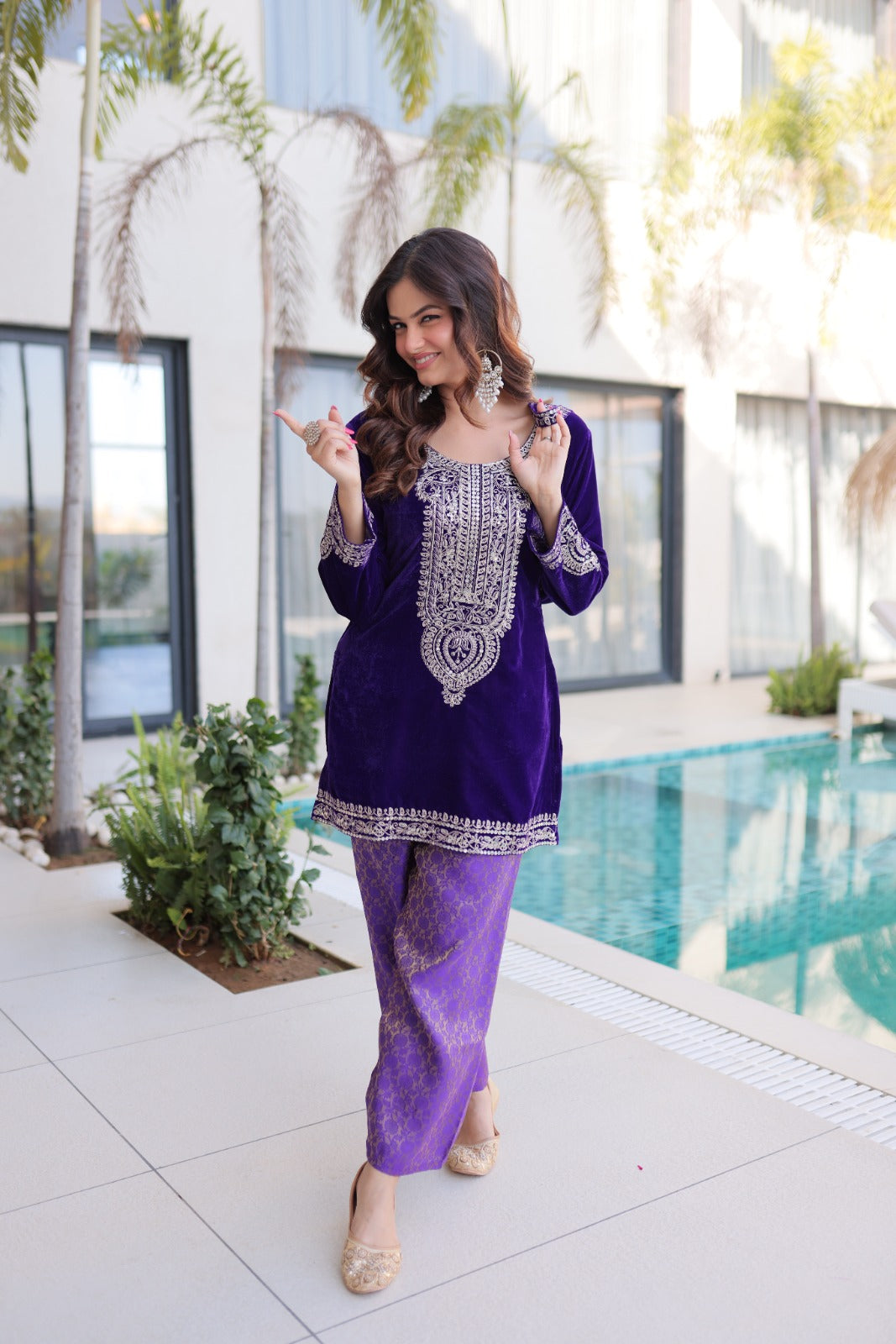 Ensemble Salwar Suit violet foncé et clair en velours et zari avec sac style batwa assorti COLLECTION ZOYA
