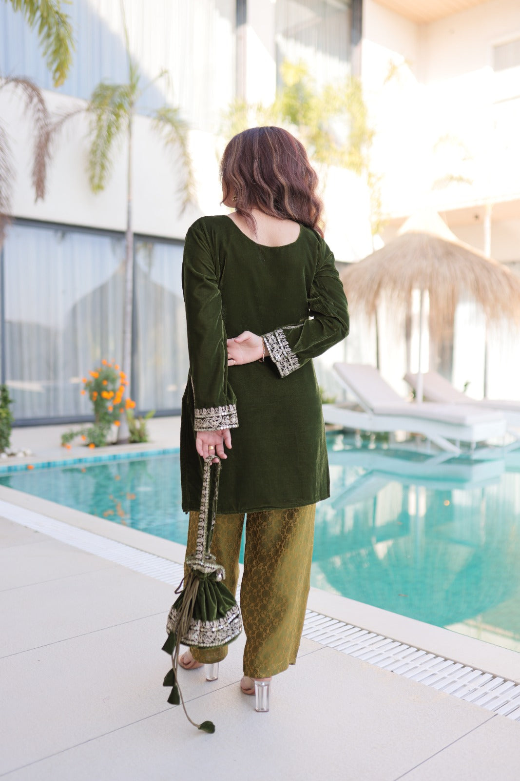 Ensemble Salwar Suit vert foncé et clair en velours et zari avec sac style batwa assorti COLLECTION ZOYA